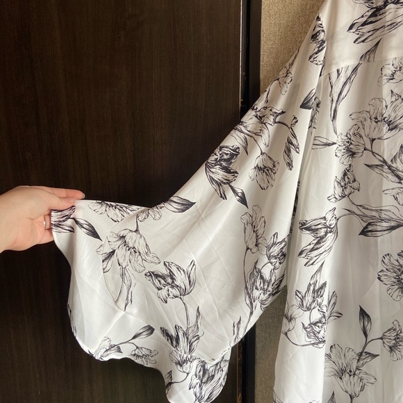 White floral blouse v neck bell sleeve Chelsea & Theodore 3x boho whimsical - Picture 5 of 6